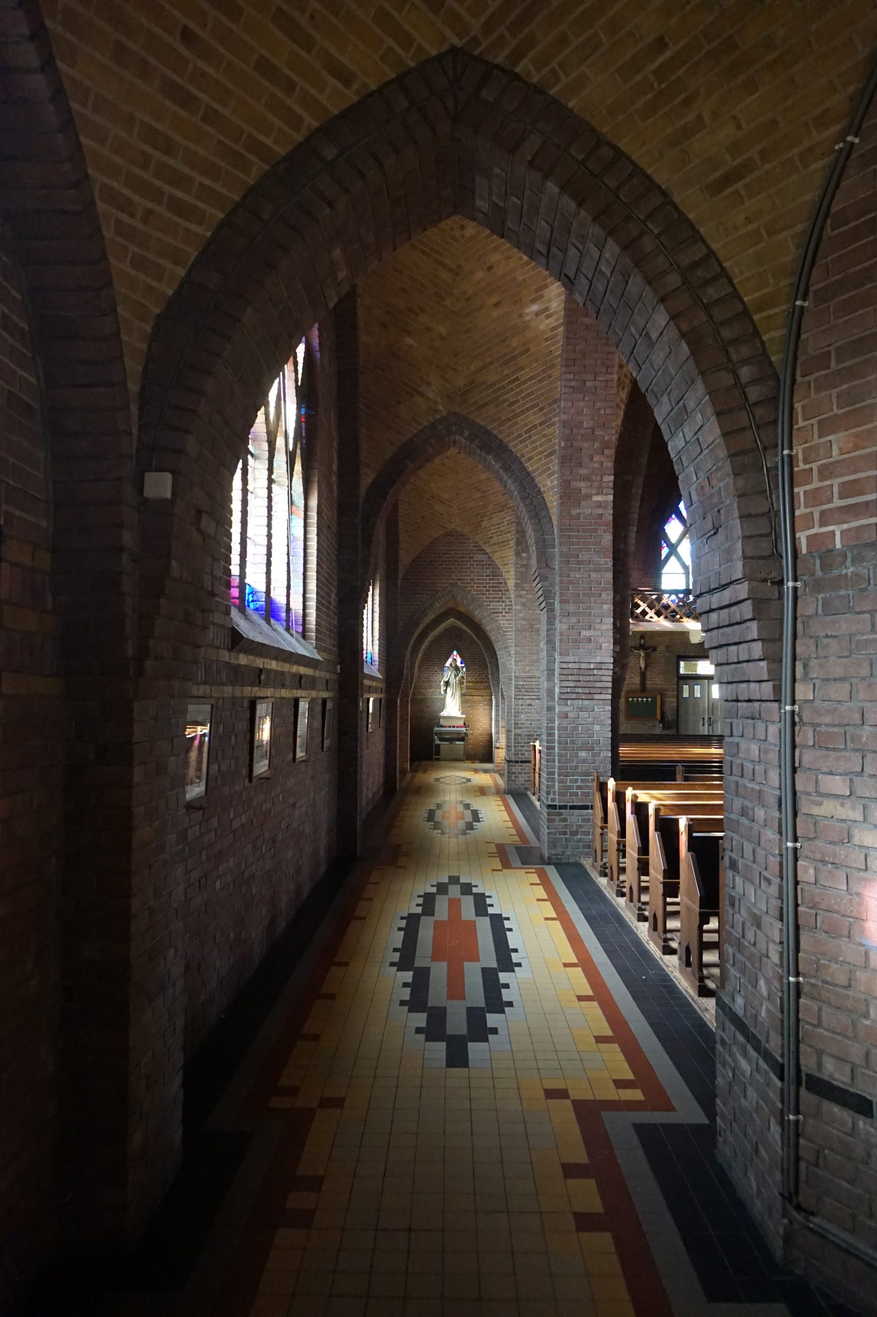 interieur kerk, kerkbanken